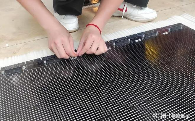 九游官網入口：來了！2024最火全息透明屏點亮豪威科技大廈打造商業宣傳新亮點(圖2)