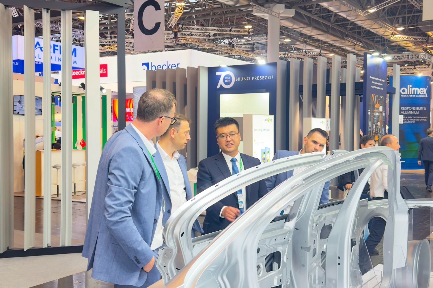 九游app：南山鋁業(yè)閃耀亮相2024德國(guó)鋁工業(yè)展覽會(huì)(圖3)
