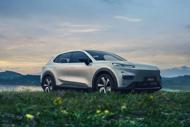 九游體育：狂上“價值”！深藍S05遠遠超越15萬的配置太香了