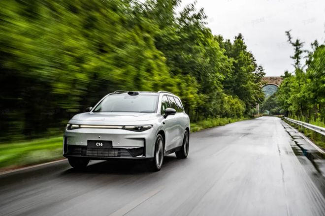 九游app：榮獲十佳車身、十佳底盤(pán)零跑C16憑何成為“六邊形戰(zhàn)士”？(圖7)