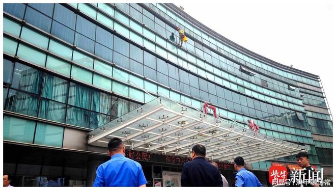 南京六合城管聚焦“三個強(qiáng)化”持續(xù)推進(jìn)樓宇清洗(圖3)
