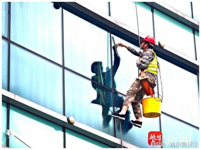 南京六合城管聚焦“三個強(qiáng)化”持續(xù)推進(jìn)樓宇清洗(圖2)