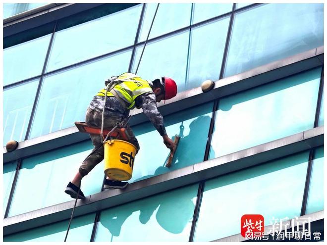 南京六合城管聚焦“三個強(qiáng)化”持續(xù)推進(jìn)樓宇清洗(圖4)