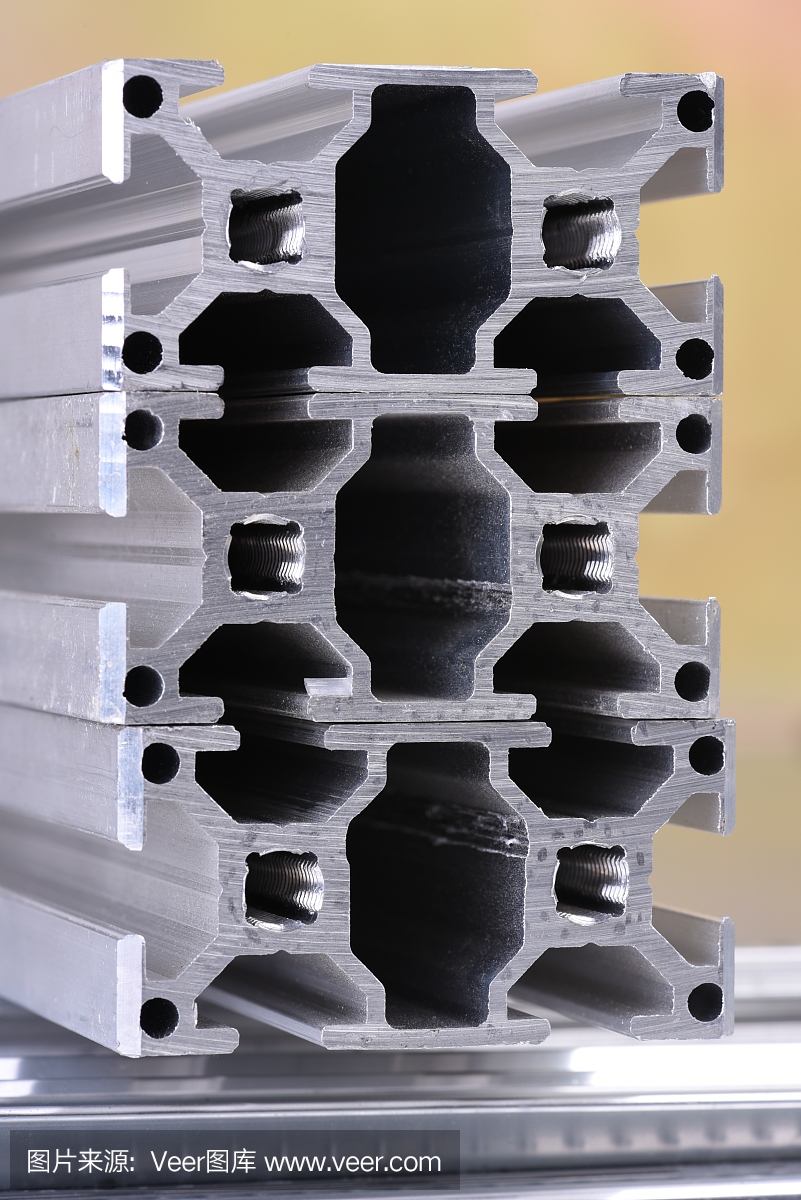 南通市真偉復合材料取得防偏移的玻璃鋼纖維型材切割裝置專利使材料在兩邊被壓住切割時中間不會顫動