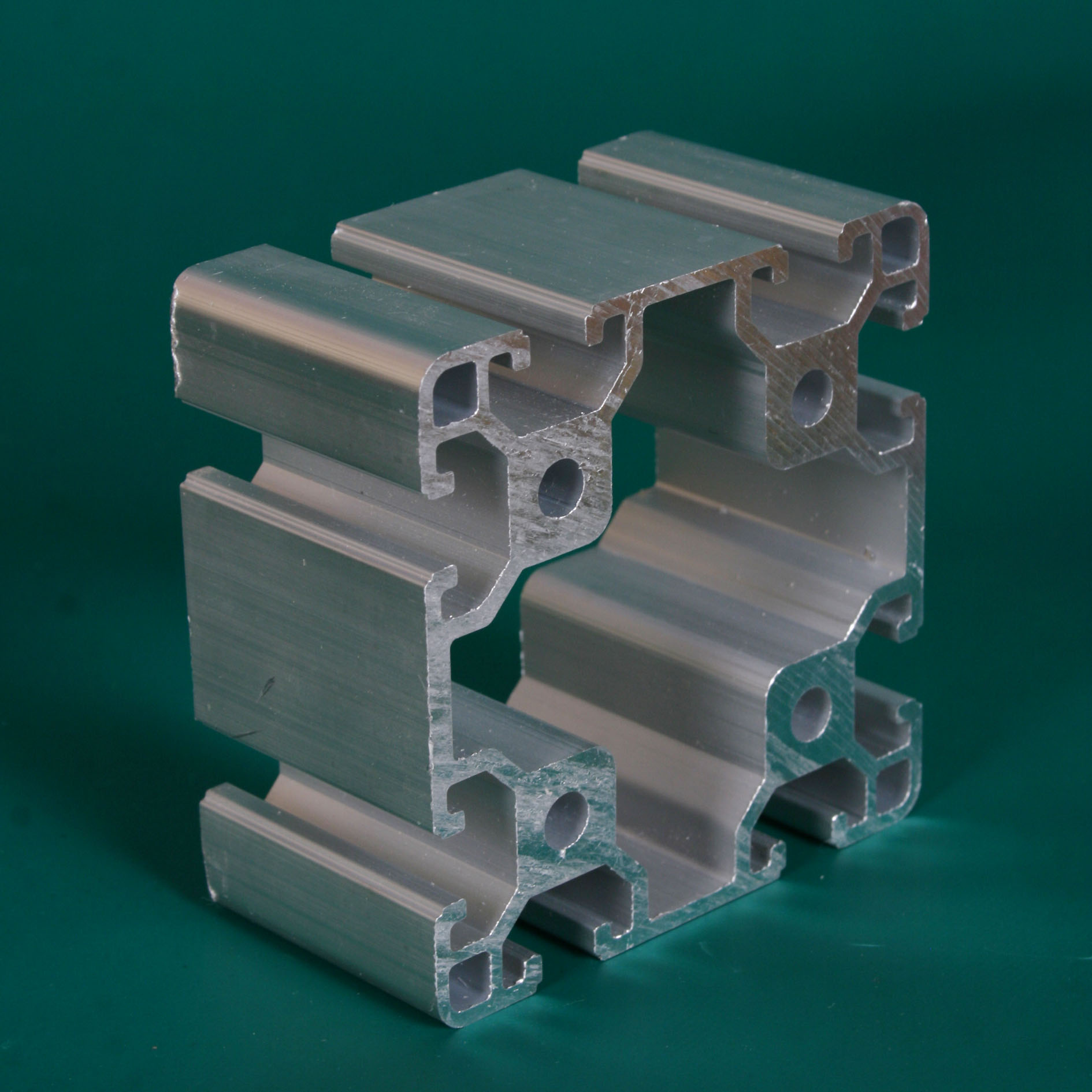 興發(fā)鋁業(yè)（00098HK）11月6日收盤跌252%