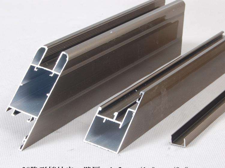 南京鴻發取得一種鋁型材自動雙牽引機專利