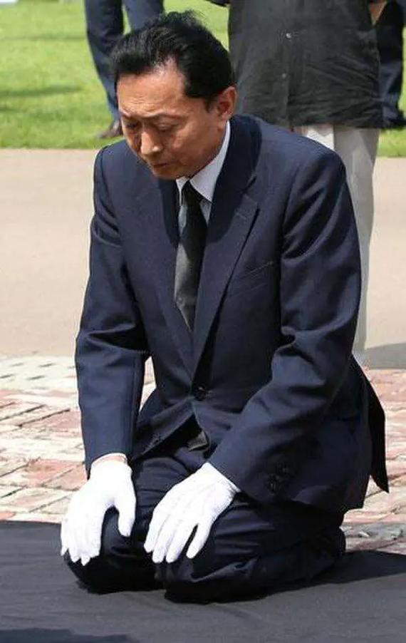 九游官網(wǎng)入口：日本唯一下跪贖罪的首相20年只做一件事只為向中國道歉！(圖2)