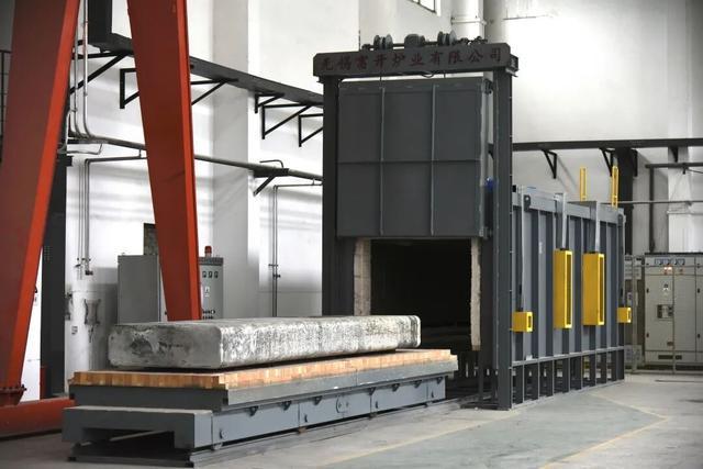 寶鈦集團寬厚板公司鎂合金熔鑄產線首次熱負荷試車成功