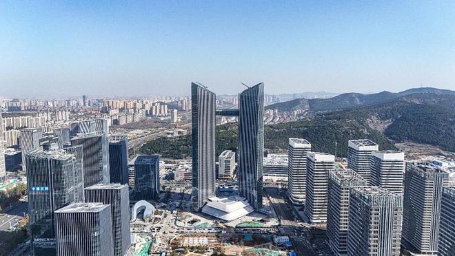 雙塔擎空塑封面 精工幕墻映泉城