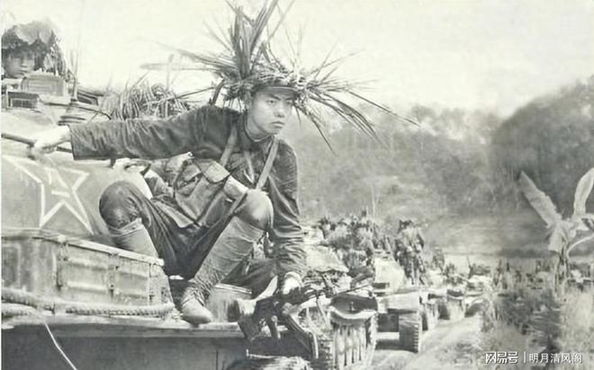 79年對越反擊戰(zhàn)李德生長子在敵軍陣地指示炮兵部隊(duì)：向我開炮！(圖2)