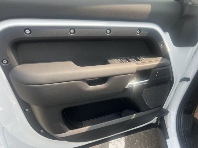 2024款路虎衛(wèi)士 110 四門 30T 柴油D200 現(xiàn)車優(yōu)惠5萬(wàn)(圖2)