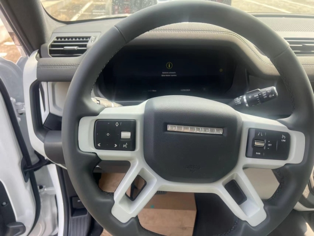 2024款路虎衛(wèi)士 110 四門 30T 柴油D200 現(xiàn)車優(yōu)惠5萬(wàn)(圖3)