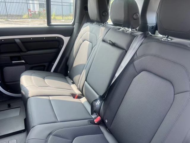 2024款路虎衛(wèi)士 110 四門 30T 柴油D200 現(xiàn)車優(yōu)惠5萬(wàn)(圖4)