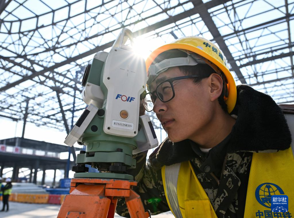 九游體育：新建上海至南京至合肥高鐵南通站側式站房鋼結構順利提升