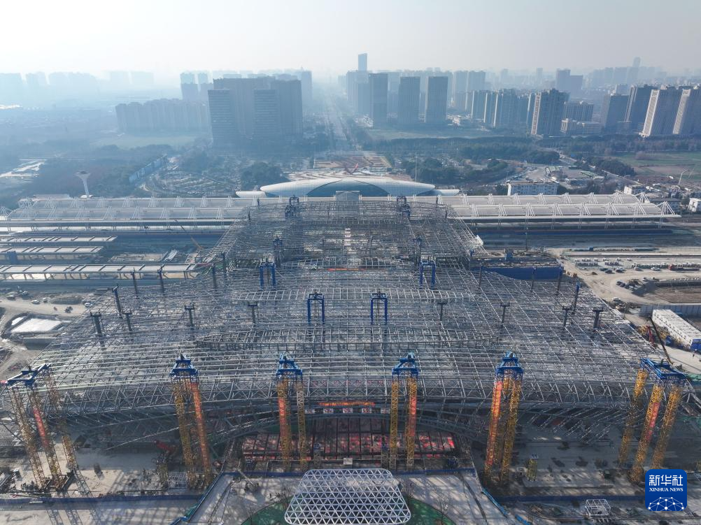 九游體育：新建上海至南京至合肥高鐵南通站側式站房鋼結構順利提升(圖3)