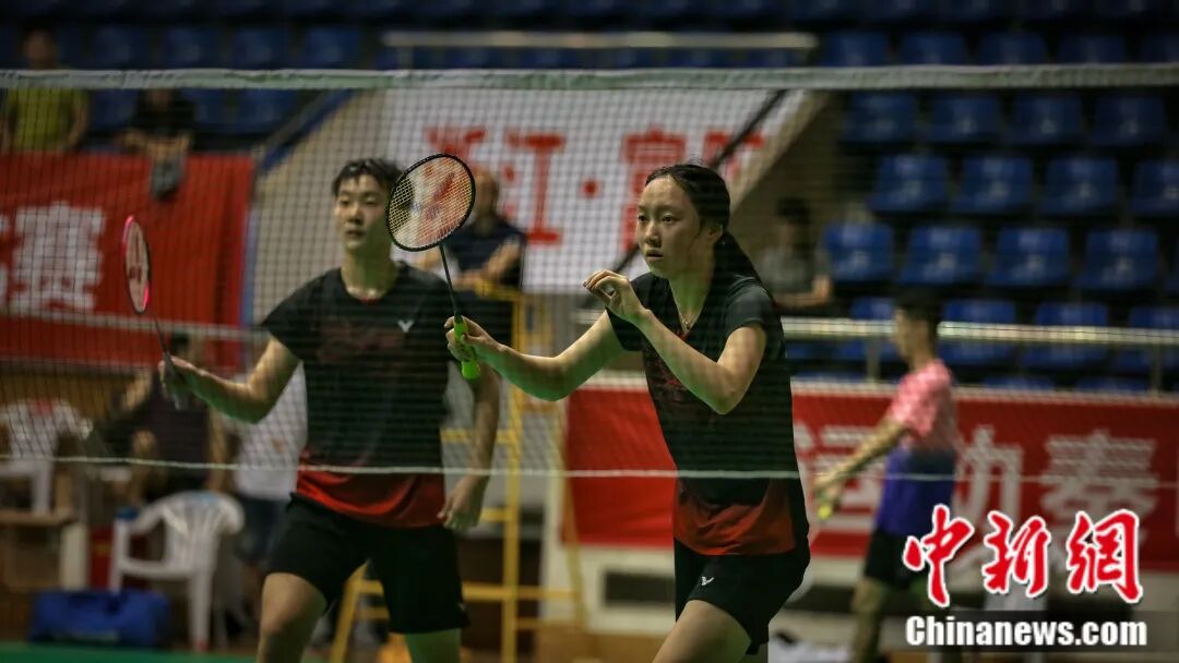 九游官網入口：富春江邊的一個鄉用50年把球拍做“透”了(圖1)