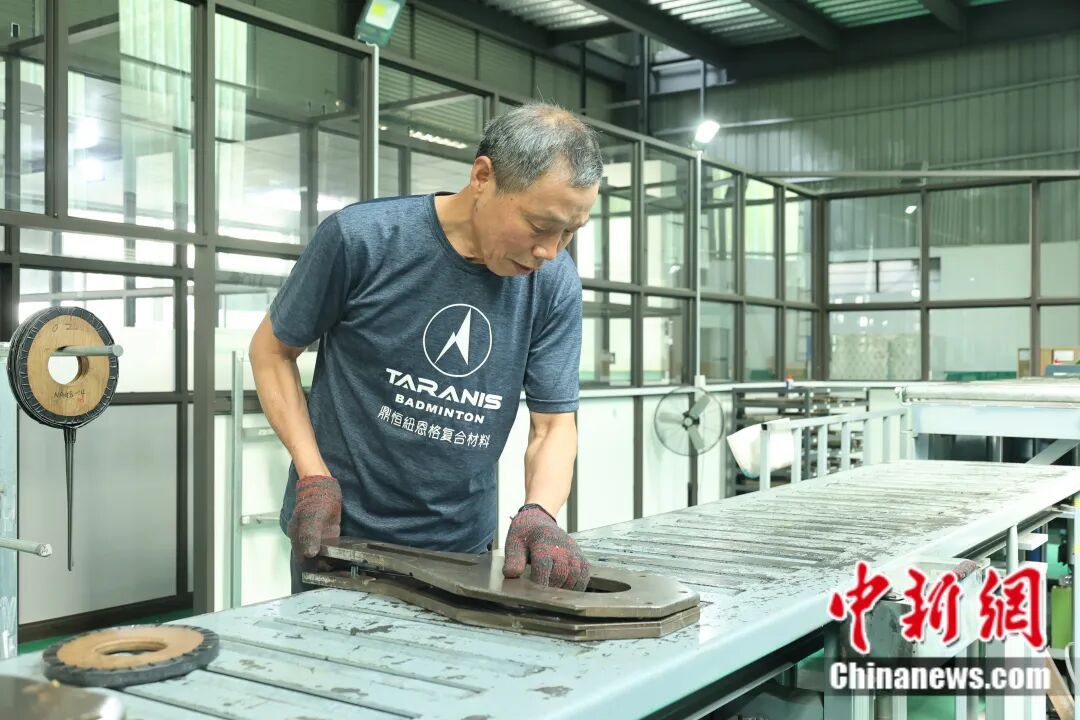 九游官網入口：富春江邊的一個鄉用50年把球拍做“透”了(圖11)