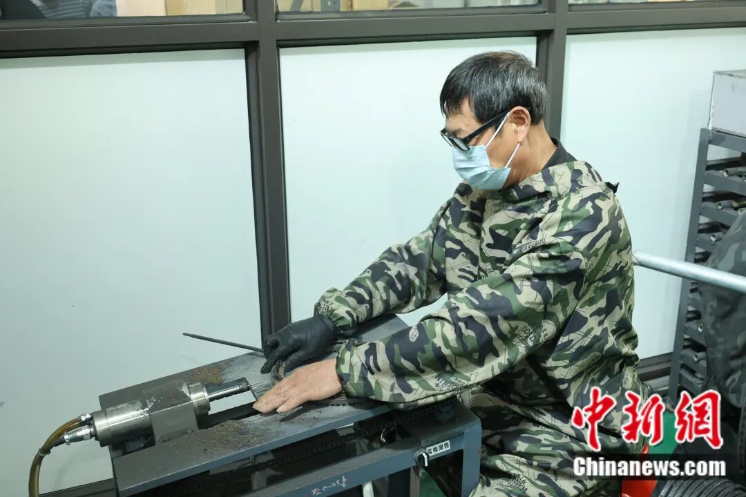 九游官網入口：富春江邊的一個鄉用50年把球拍做“透”了(圖10)