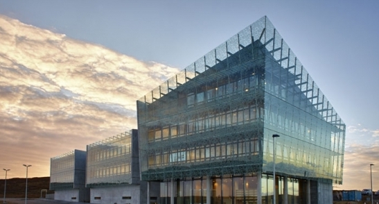 九游app：發布：三鑫攜招商銀行總部大廈上榜2026幕墻工程獎(圖1)