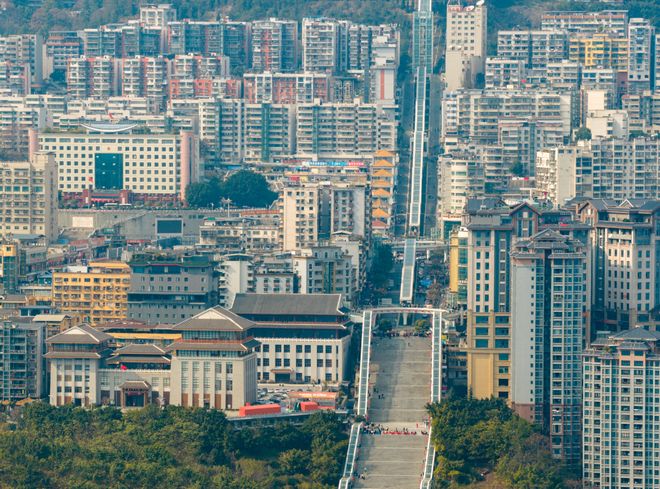 約80層樓高的神女大扶梯把巫山縣城推向了臺前