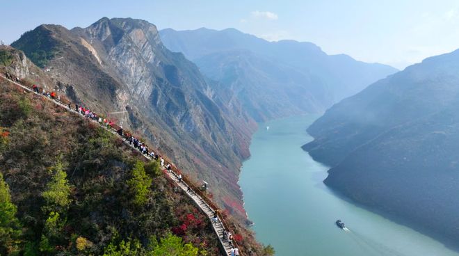 約80層樓高的神女大扶梯把巫山縣城推向了臺前(圖3)